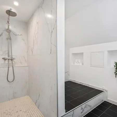 Top-floor Gem With Views Апартаменти