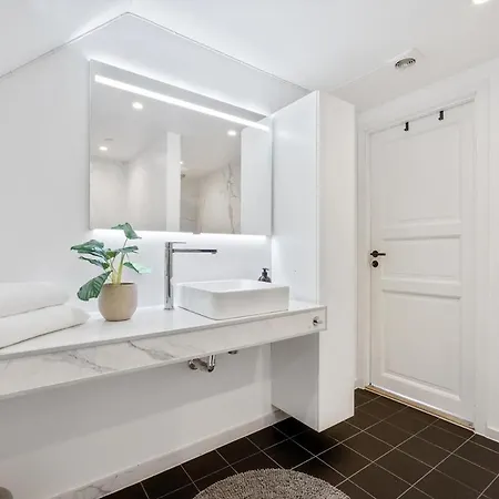 Top-floor Gem With Views Апартаменти *